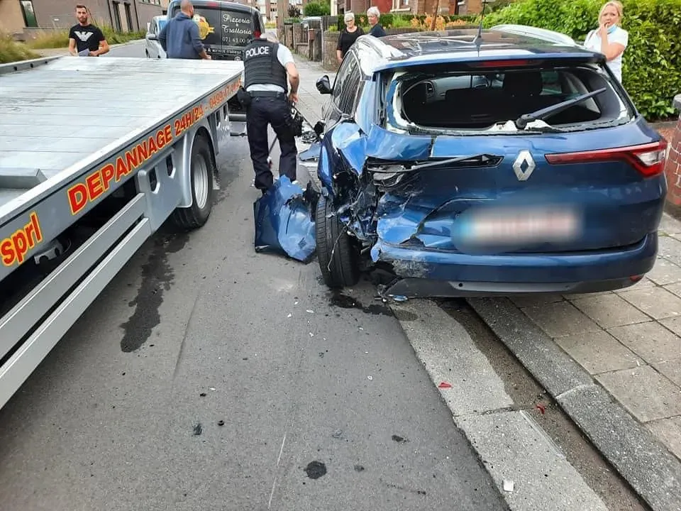 Voiture bloquée à Châtelet